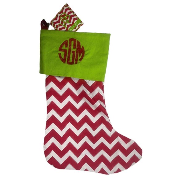 NWT LARGE RED AND WHITE Zig Zag  CHRISTMAS STOCKING GREEN TOP RED LOOP HANGER - Picture 1 of 3